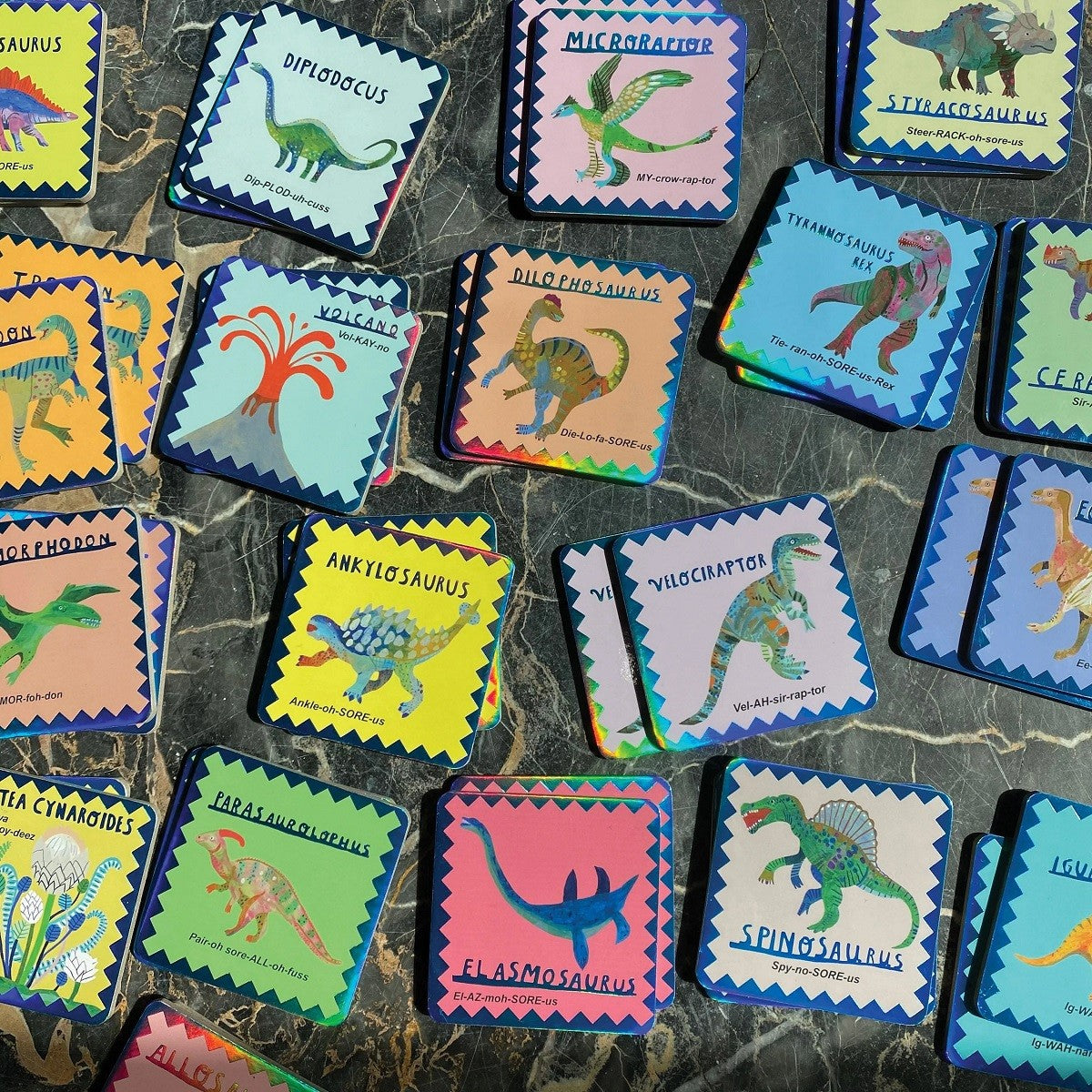 Juego de Memoria y Combinación de Dinosaurios Brillantes